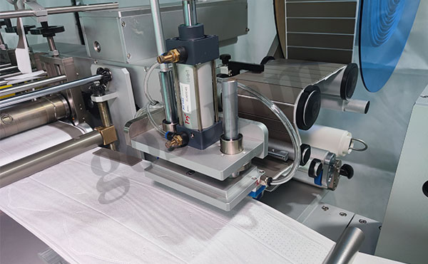 1648803587926464.jpg 口罩機設備實景展示圖片.jpg